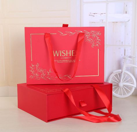 كيس من الورق الفاخر مصنوع من السبورة الرمادية الصلبة Luxury paper bag made from rigid grey board